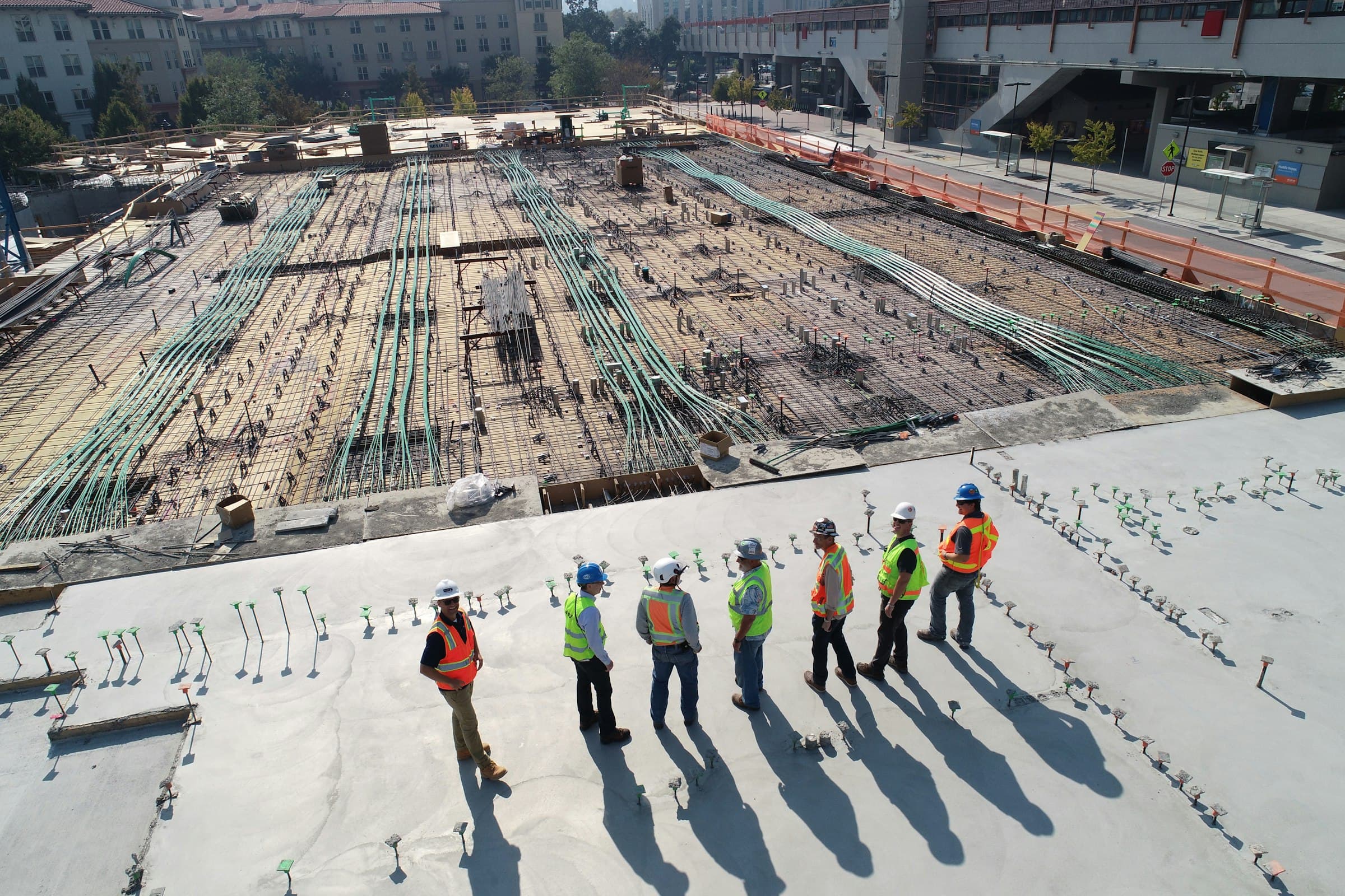 Equipa no estaleiro sobre laje de betão — operação de obra